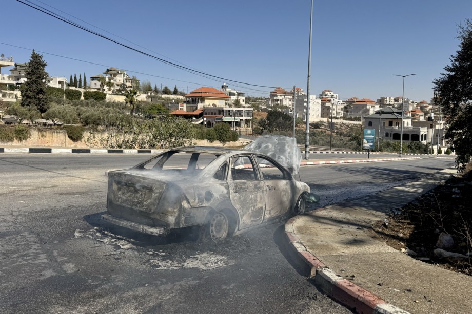 Illegal Israeli settlers attack Palestinian towns, torch vehicles – Middle East Monitor