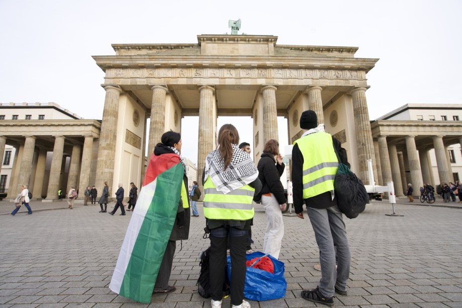 Activists climb iconic Brandenburg Gate to protest Germany’s ‘complicity’ in Gaza genocide – Middle East Monitor