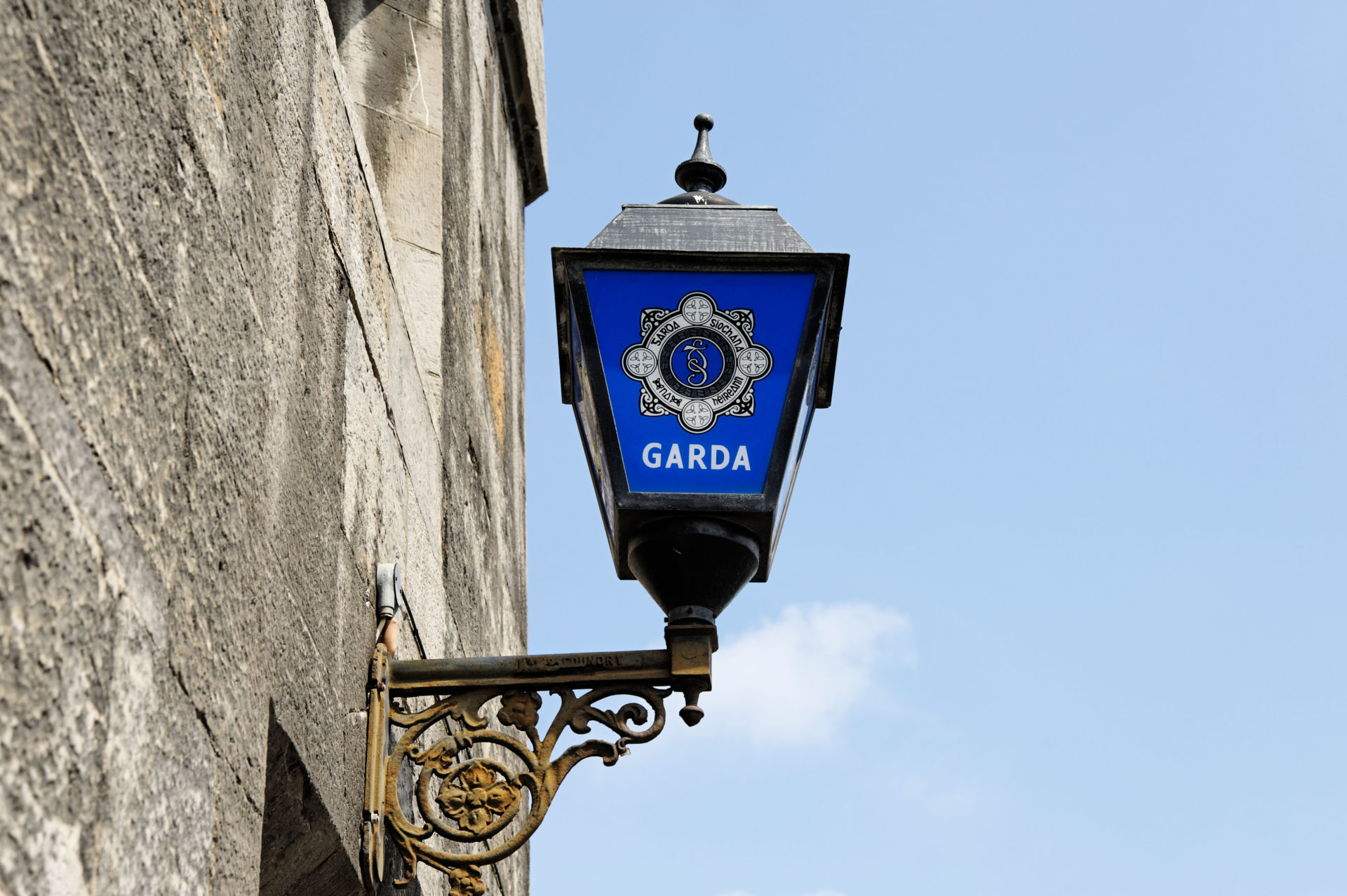 Garda lamp: Prison officers condemn ‘cowardly’ arson attack on officer’s home 