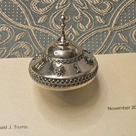 הסביבון שיעניק איתן מור לטראמפ