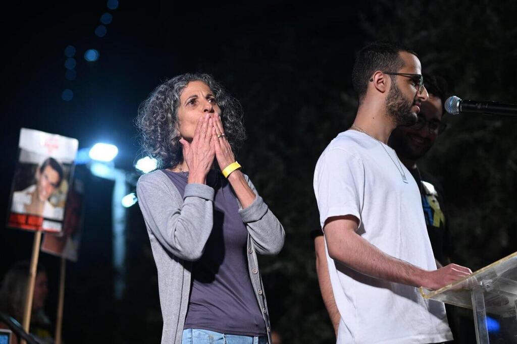 ויקי ונמרוד כהן בעצרת כיכר החטופים