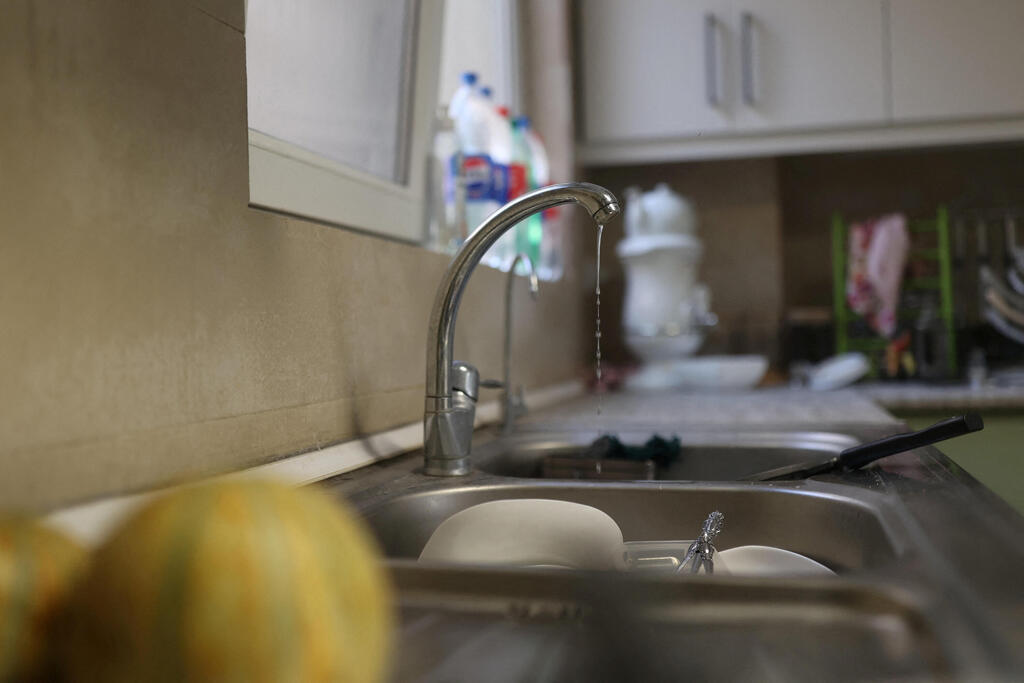 לחץ נמוך בברזים של טהרן איראן משבר מים בצורת