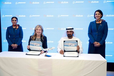 HH Sheikh Ahmed bin Saeed Al Maktoum, flydubai chairman, and Stephanie Pope, President and CEO of Boeing Commercial Airplanes, sign MoU.