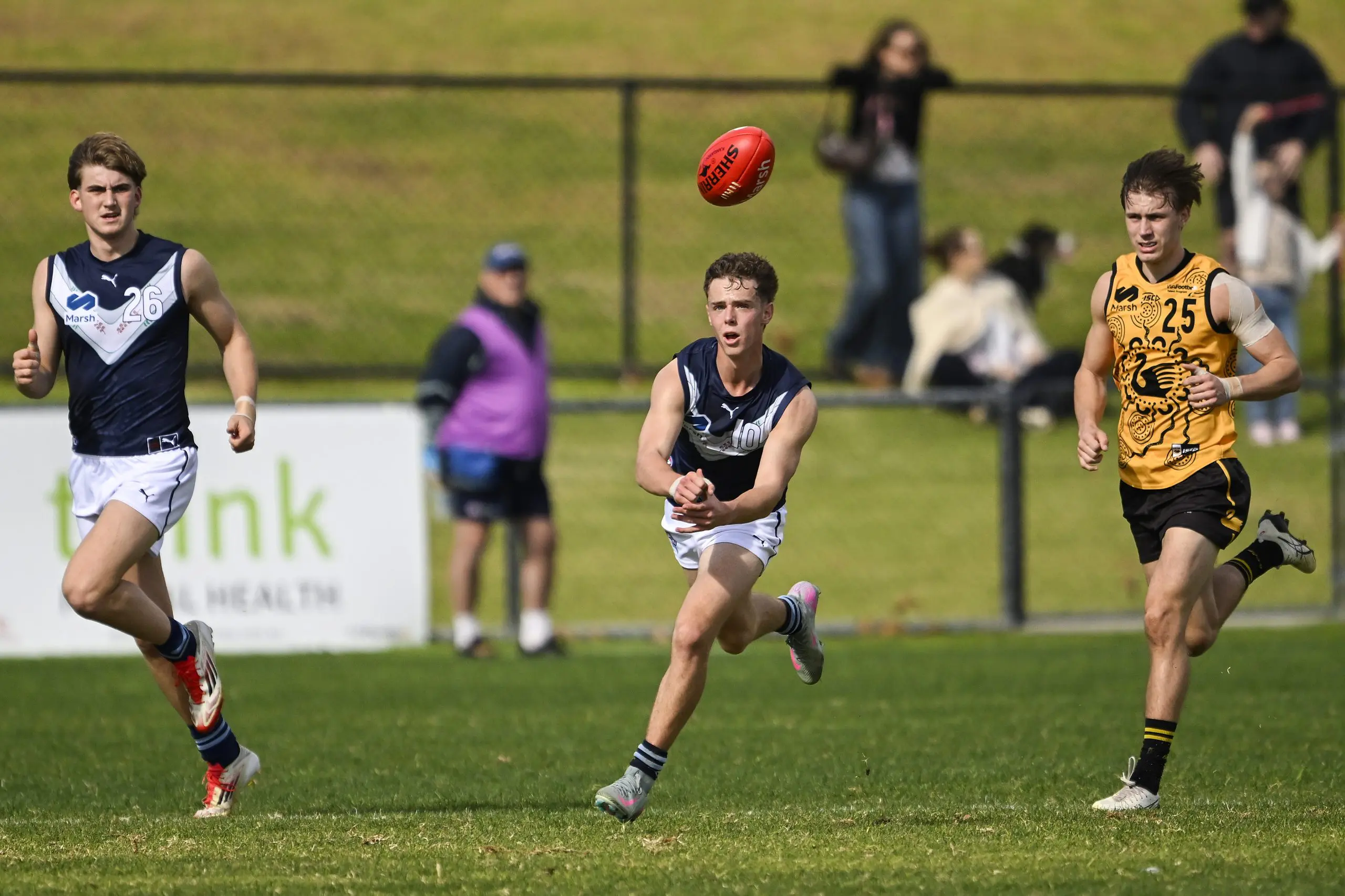 PERTH, AUSTRALIA - JULY 06: Thomas Burton of Victoria Metro handballs during the Marsh AFL National Championships U18 Boys match between Western Australia and Victoria Metro at The Good Grocer Park, on July 06, 2025, in Perth, Australia. (Photo by Stefan Gosatti/AFL Photos/via Getty Images)