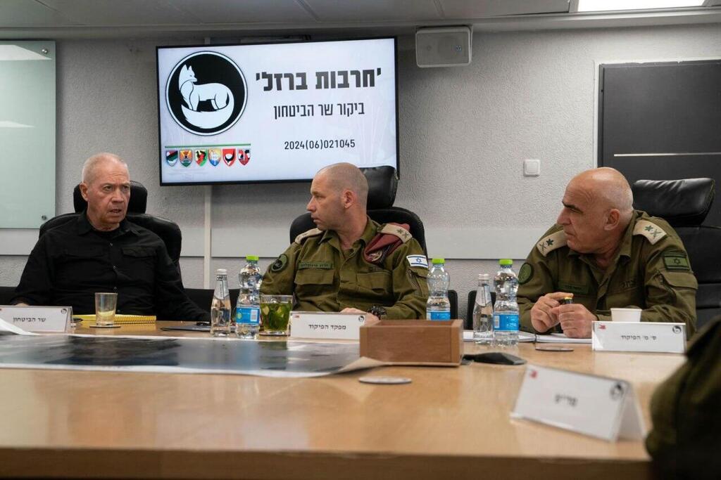 שר הביטחון יואב גלנט, מקיים דיון מבצעי במפקדת פיקוד הדרום