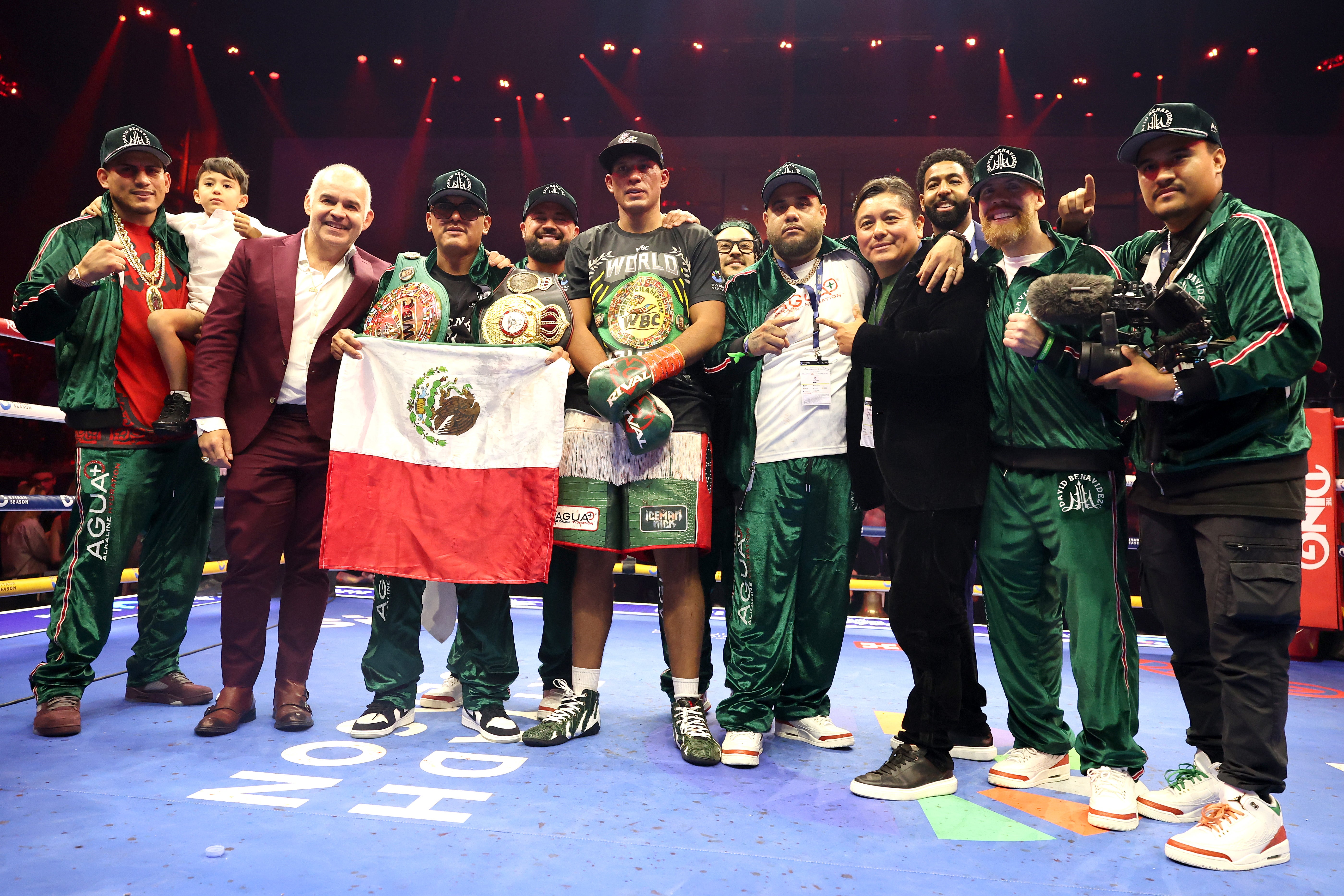 David Benavidez poses with his team after defeating Anthony Yarde by TKO