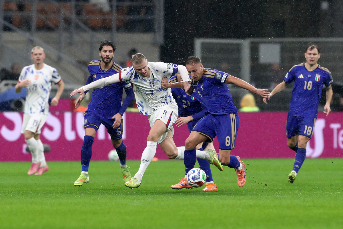 MILAN, ITALY - NOVEMBER 16: Davide Frattesi of Italy runs with the ball whilst under pressure from from Erling Haaland of Norway during the FIFA World Cup 2026 qualifier match between Italy and Norway at San Siro Stadium on November 16, 2025 in Milan, Italy. (Photo by Marco Luzzani/Getty Images)