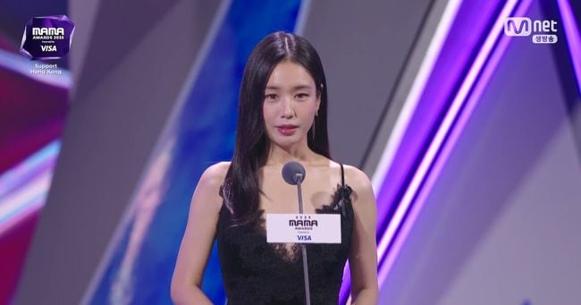 Ahn Eun-jin Honors Hong Kong Fire Victims at MAMA Awards - 조선일보