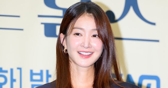 Lee Si-young Gives Birth to Second Daughter, Agency Confirms - 조선일보