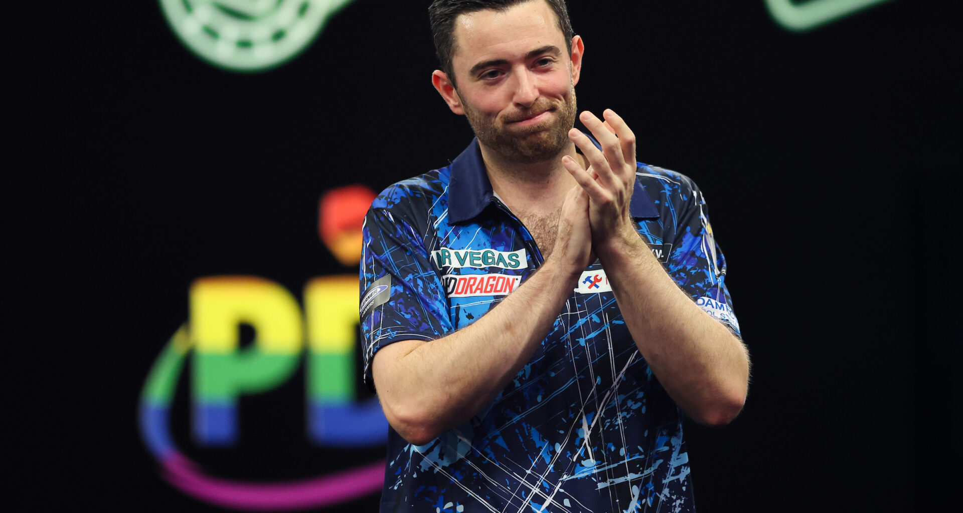 Mesmerising Humphries marches to last eight as Smith wins an epic