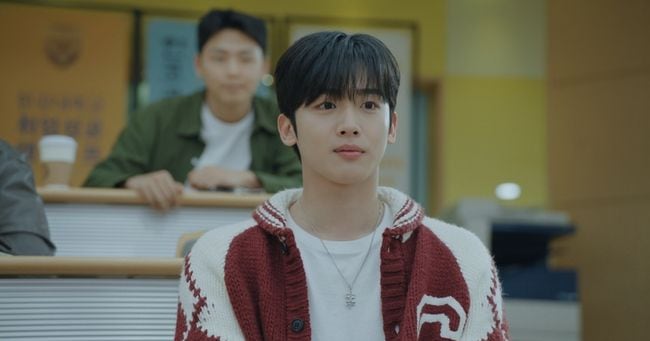 Kim Yo-han's Clumsy Influencer Charms in 'The 4th Love Revolution' - 조선일보