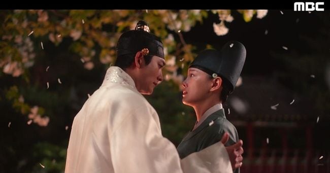 Moon River Episode Reaches 7.8% Peak with Romantic Bed-Sharing Scene - 조선일보