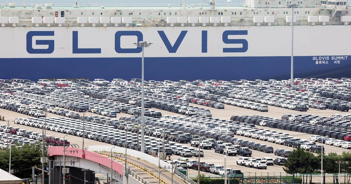 Corporate Sentiment Edges Up, Future Outlook Dims on Tariff Concerns - 조선일보