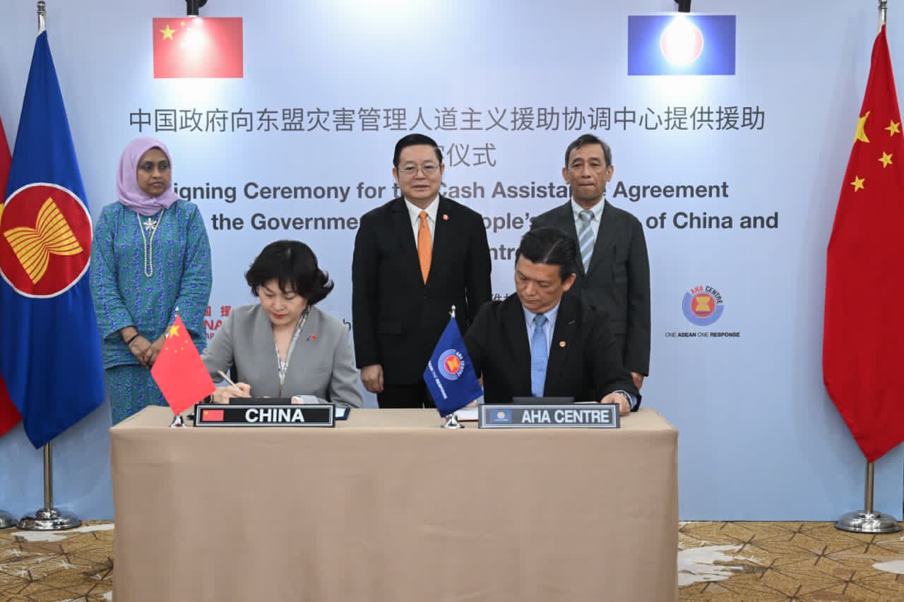 Secretary-General of ASEAN witnesses signing of Cash Assistance Agreement between China and the AHA Centre