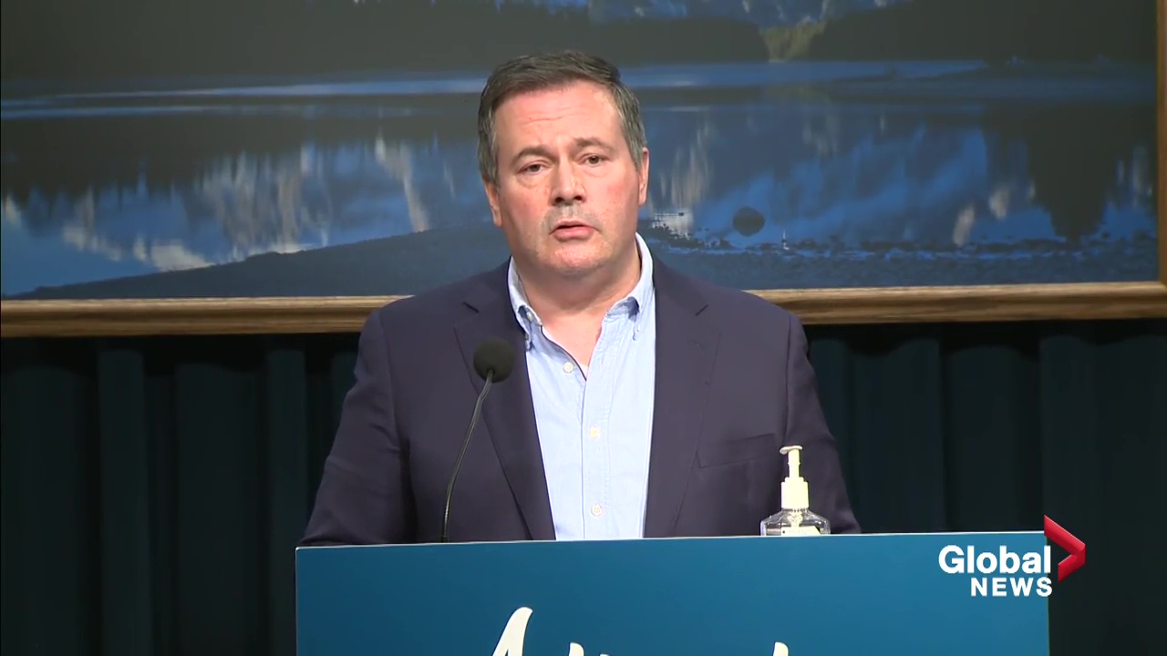 Click to play video: 'Alberta MLAs who travelled during COVID-19 pandemic lose ministry portfolios'