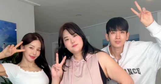 Park Suji Ends Discord Rumors with Mina, Expresses Gratitude - 조선일보