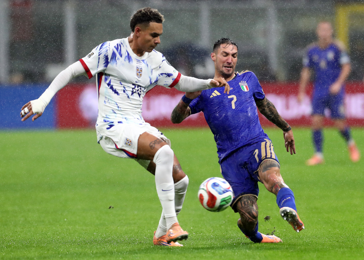 MILAN, ITALY - NOVEMBER 16: Matteo Politano of Italy is challenged by Antonio Nusa of Norway during the FIFA World Cup 2026 qualifier match between Italy and Norway at San Siro Stadium on November 16, 2025 in Milan, Italy. (Photo by Marco Luzzani/Getty Images)