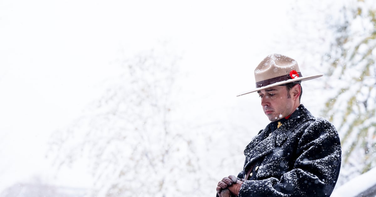 Montrealers brave snow to honour veterans at Remembrance Day ceremony - CTV News