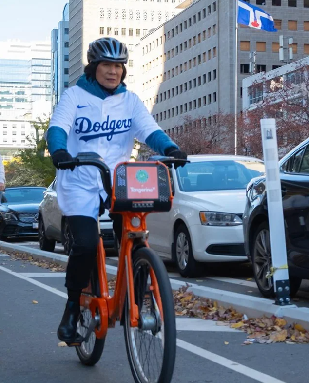 Chow sports Dodgers jersey after Blue Jays' World Series defeat