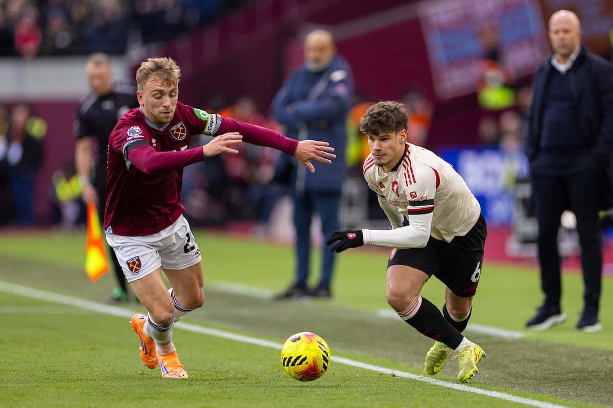 LONDON, ENGLAND - Sunday, November 30, 2025: Liverpool's Milos Kerkez (R) is challenged by West Ham United's captain Jarrod Bowen during the FA Premier League match between West Ham United FC and Liverpool FC at the London Stadium. (Photo by David Rawcliffe/Propaganda)