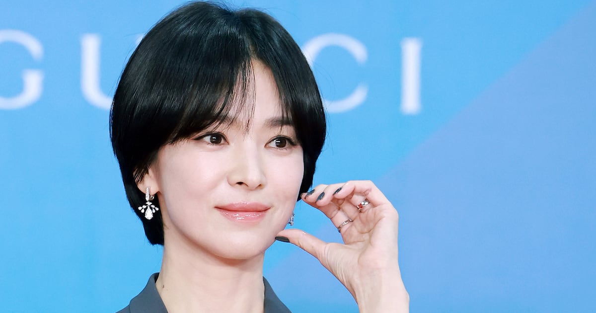 Song Hye-kyo Sponsors Video Honoring Female Activist Kim Hyang-hwa - 조선일보