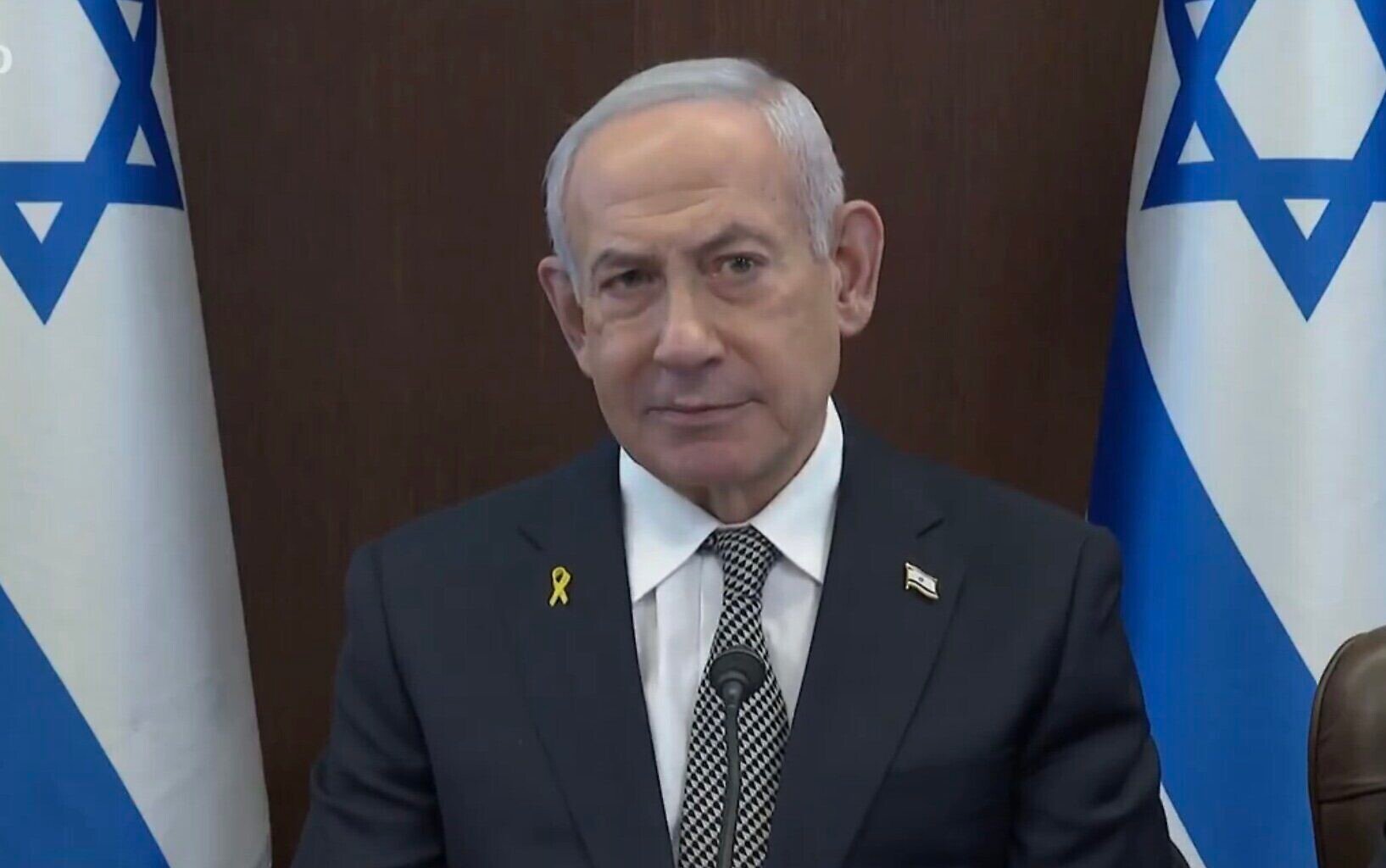 Netanyahu accuses ministers of electioneering; briefly bars 4 tardy ministers from meeting