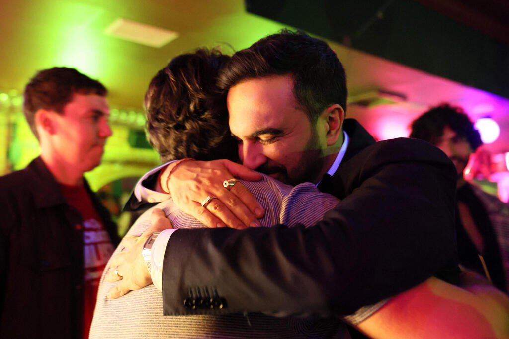 ממדאני מתחבק עם תומכים אחרי ניצחונו ב בחירות  ניו יורק