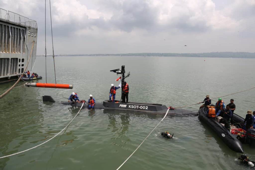 'Piranha' lightweight torpedo being loaded into KSOT. TNI AL picture.