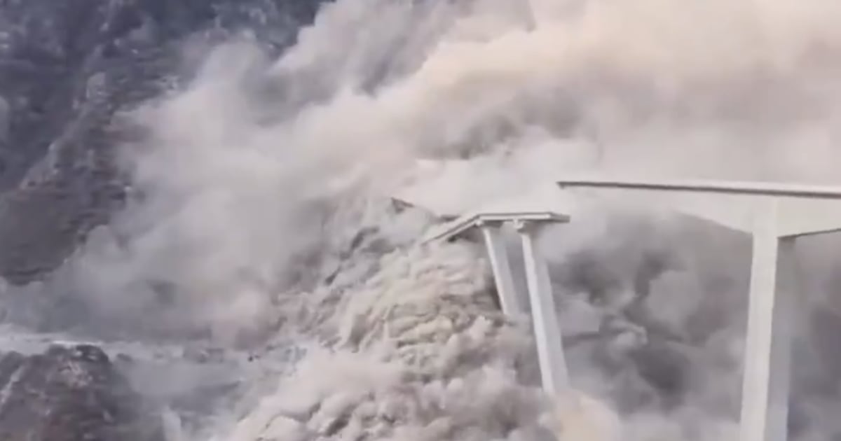 Brand New Bridge in China Collapses Months After Opening - The Daily Beast