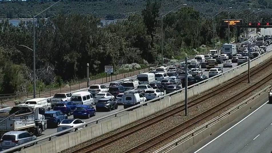 Perth traffic: Police chase closes Kwinana Freeway northbound closed between Canning Highway, South Terrace