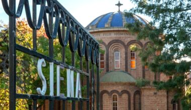 Catholic school fees rise in Melbourne as families feel the financial pressure