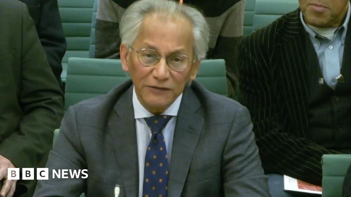 BBC chair Samir Shah holding one hand in the air as he speaks on stage