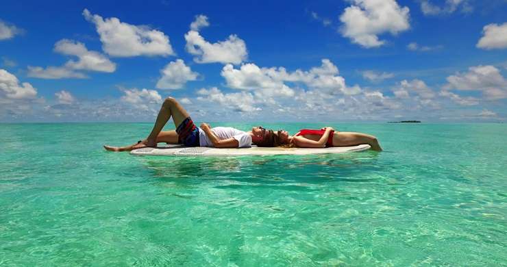 Falling mortgage rates have triggered a wave of bank-switching by homeowners looking for cash deals. Photo / Getty Images