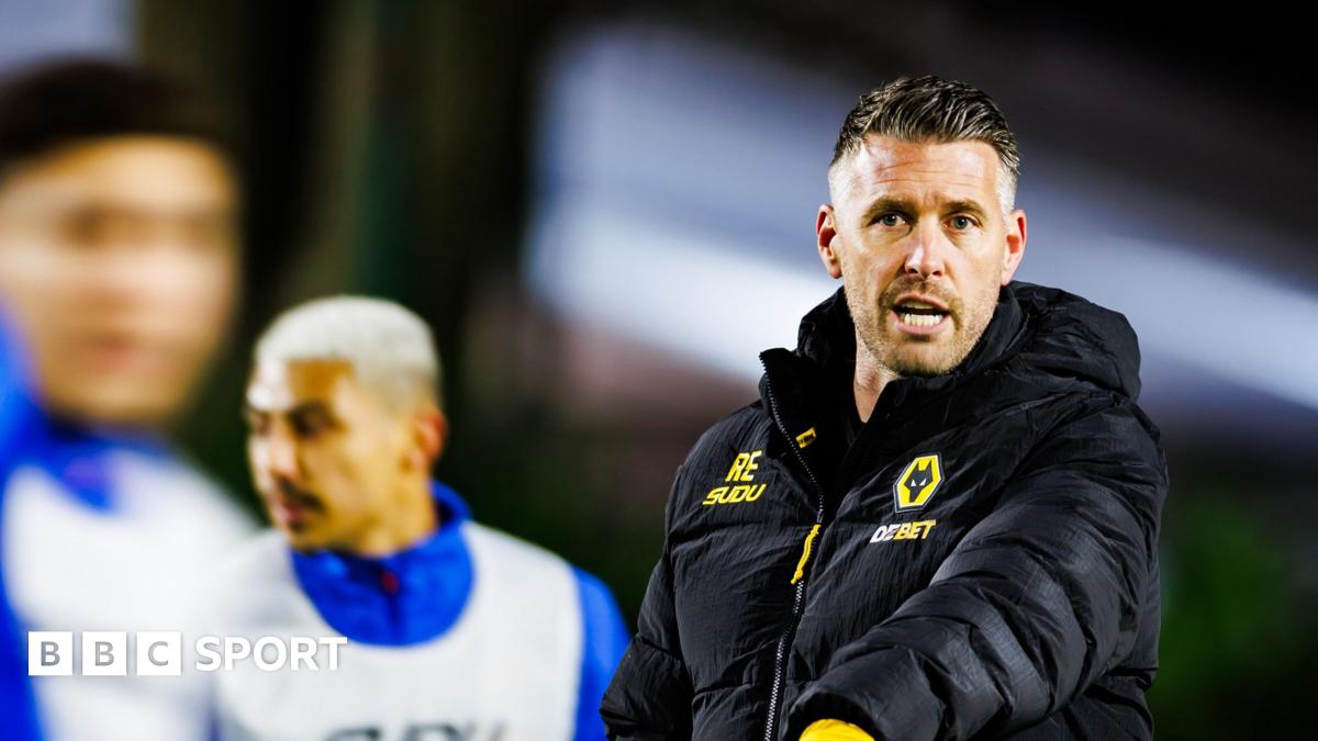 Rob Edwards coaching Wolves