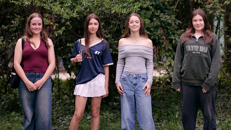 Teenagers trial life without social media ahead of new laws