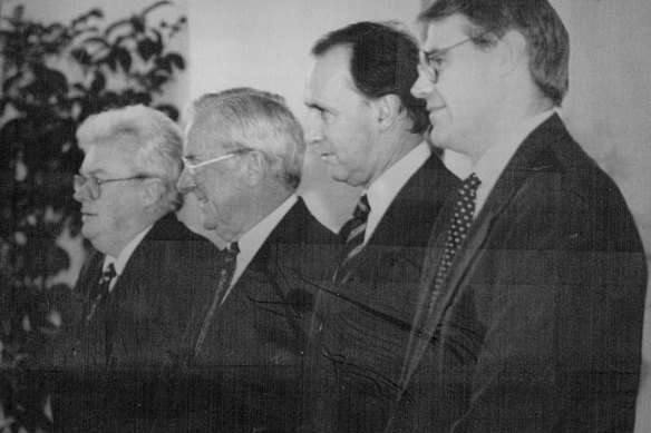 In March 1994, Richardson was  sworn in alongside prime minister Paul Keating and fellow ministers Bill Hayden and John Faulkner at Government House.