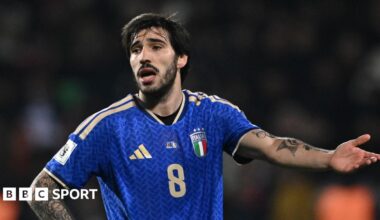 Gennaro Gattuso in the dugout next to an Italy flag