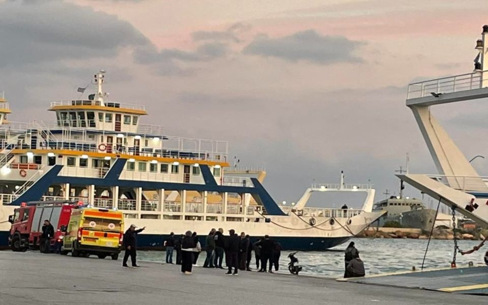 Man dies after his car enters sea at Salamina port