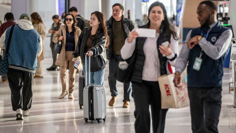 Live updates: Thanksgiving holiday travel kicks off