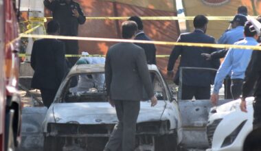 Suicide bomber targets court in Pakistan