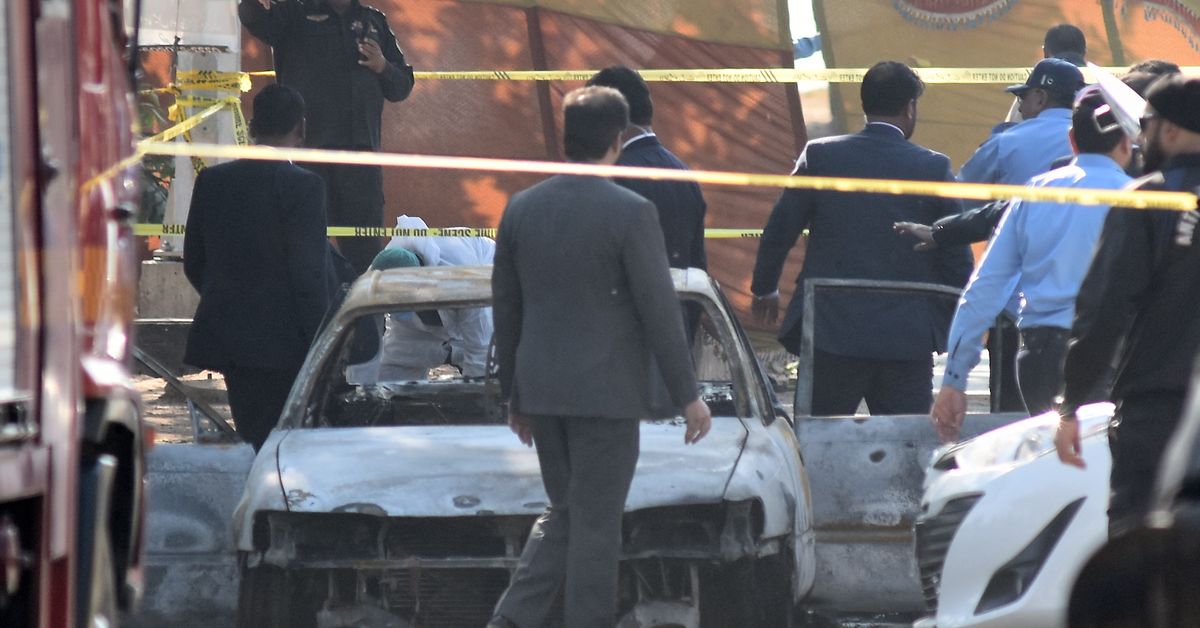 Suicide bomber targets court in Pakistan