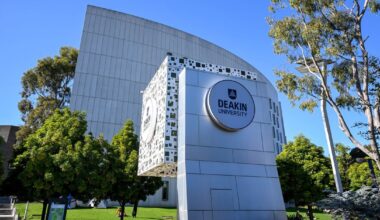 Deakin University starts backpaying staff after multimillion-dollar wage underpayments