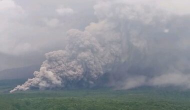 Flight warning for Australia after massive volcano eruption in Indonesia