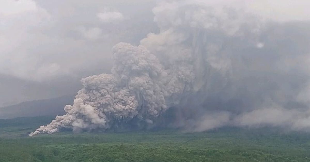 Flight warning for Australia after massive volcano eruption in Indonesia