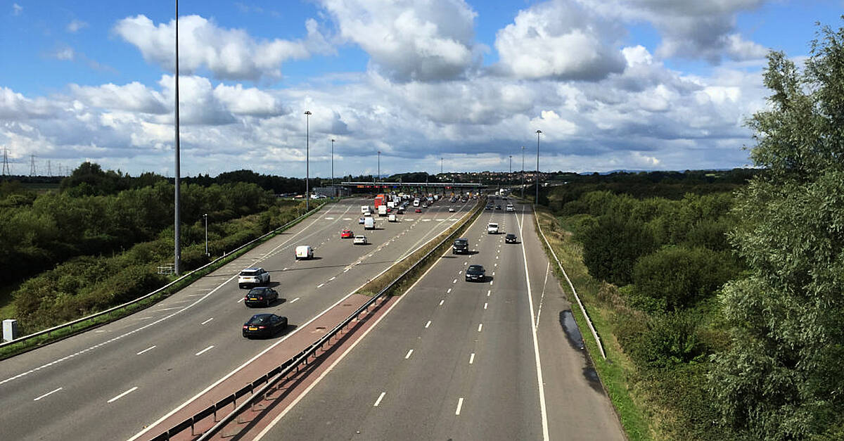 Man (20s) arrested after high-speed chase on M4 with firearm