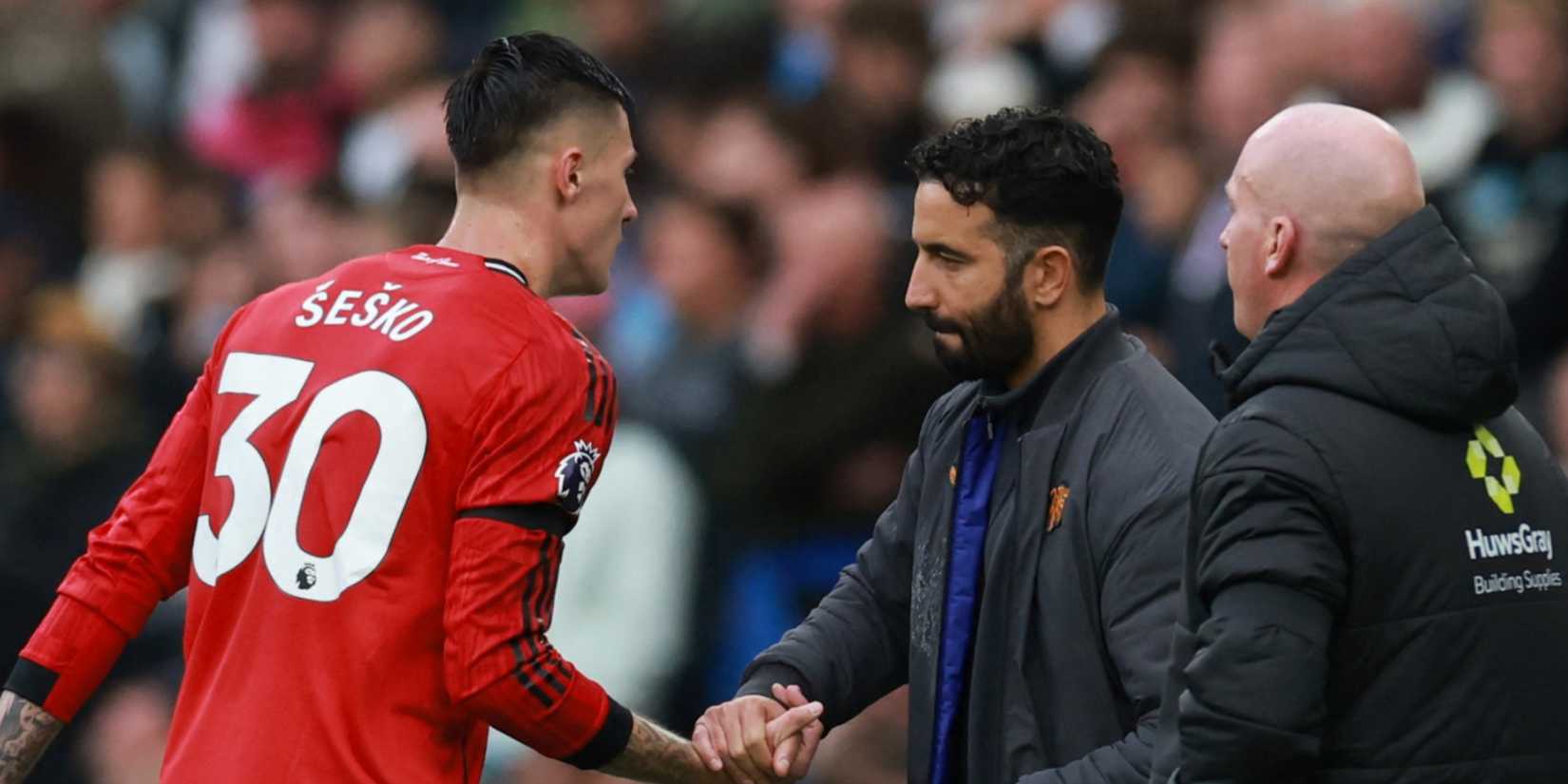 Manchester United's Benjamin Sesko shakes hands with manager Ruben Amorim after being substituted vs Manchester City.