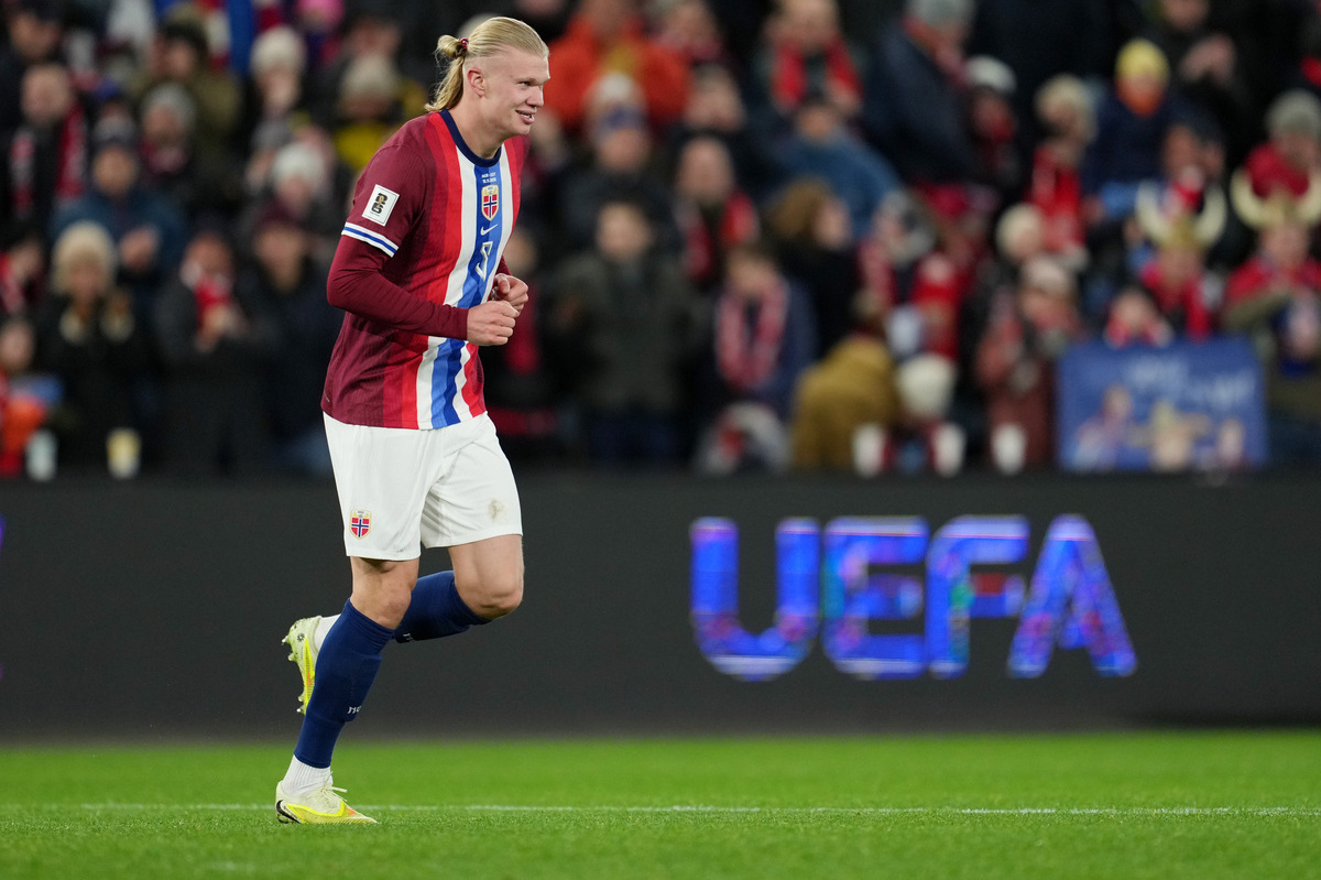 OSLO, NORWAY - NOVEMBER 13: Erling Haaland of Norway celebrates scoring his team's third goal during the FIFA World Cup 2026 qualifier match between Norway and Estonia at Ullevaal Stadion on November 13, 2025 in Oslo, Norway. (Photo by Marius Nordnes / Nordnes Foto/Getty Images)