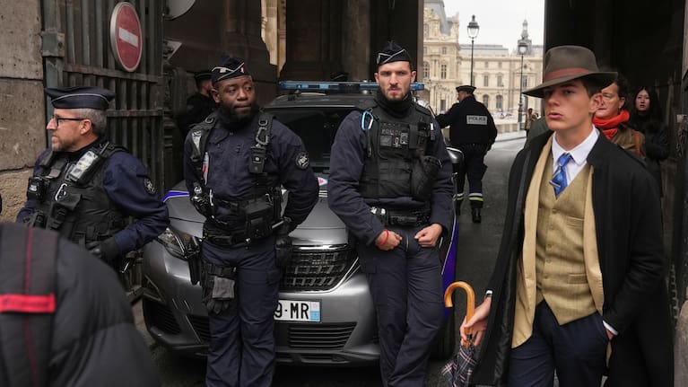 Police officers block an access to the Louvre museum after a robbery Sunday, Oct. 19, 2025, in Paris