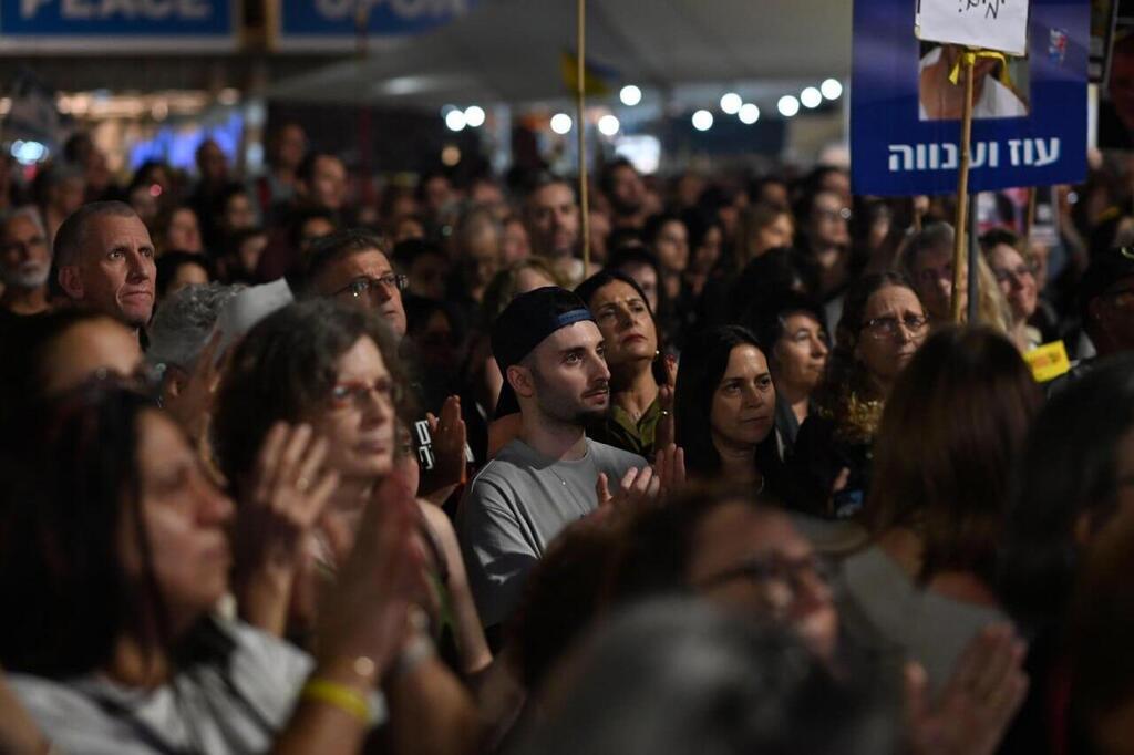 מתן אנגרסט משתתף בעצרת כיכר החטופים