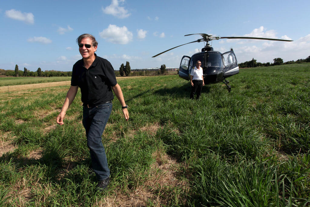 משה ינאי ומסוק של אקזקיוטיב מוסף